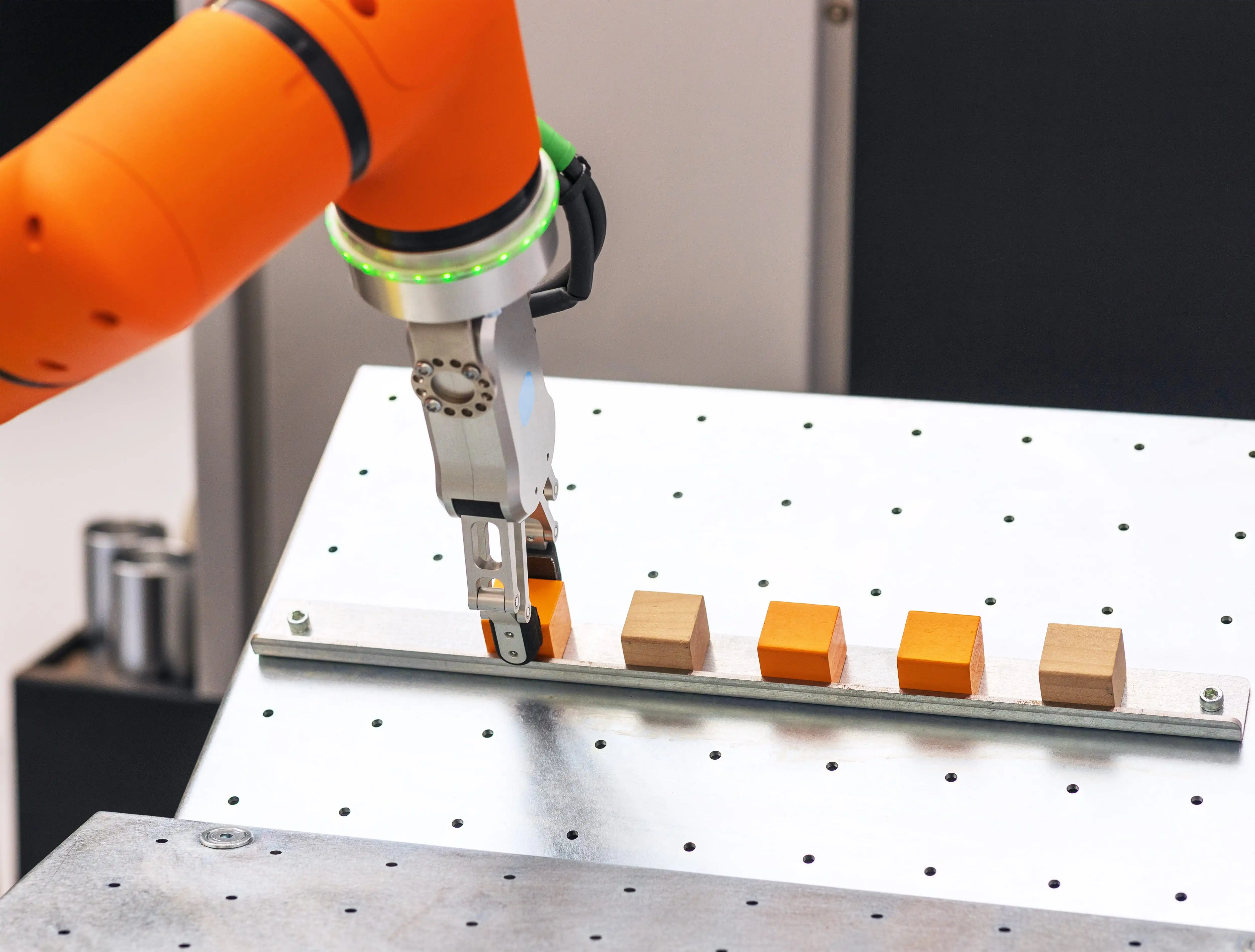 Cobot de pick and place saisissant des pièces